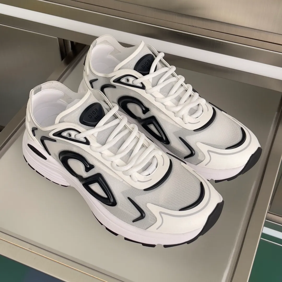 [DIOR] P: 560💰 Men's 39-44 (customized at 45.46) Dior Dior B30 series Countdown technology sneakers casual dad shoes This B30 Countdown technology sneaker is a new product in the 2026 spring men's wear series. The sports silhouette combines high-end logos and technological performance, making it unique. Lightweight and comfortable, it's inspired by modern running and crafted from materials like white and gray N30 nylon, a breathable technical fabric with multiple layers of translucence. Decorated with navy blue injection molded rubber panels and a graphic reinterpretation of the CD30 logo to enhance the style. Rubber Dior B30 and CD30 logos on the tongue and backside. The textured-effect sole is made from elastic rubber and foam and features classic details for ideal comfort. Can be matched with sportswear and casual outfits to create a sophisticated look. Exquisite packaging at the delivery counter 🛍📦 ▪️Fabric: original customized technical fabric + mesh ▪️Inner lining: customized breathable lining ▪️Outsole: original molded IP foam + TPU outsole ▪️Insole thickness: 3.5CM